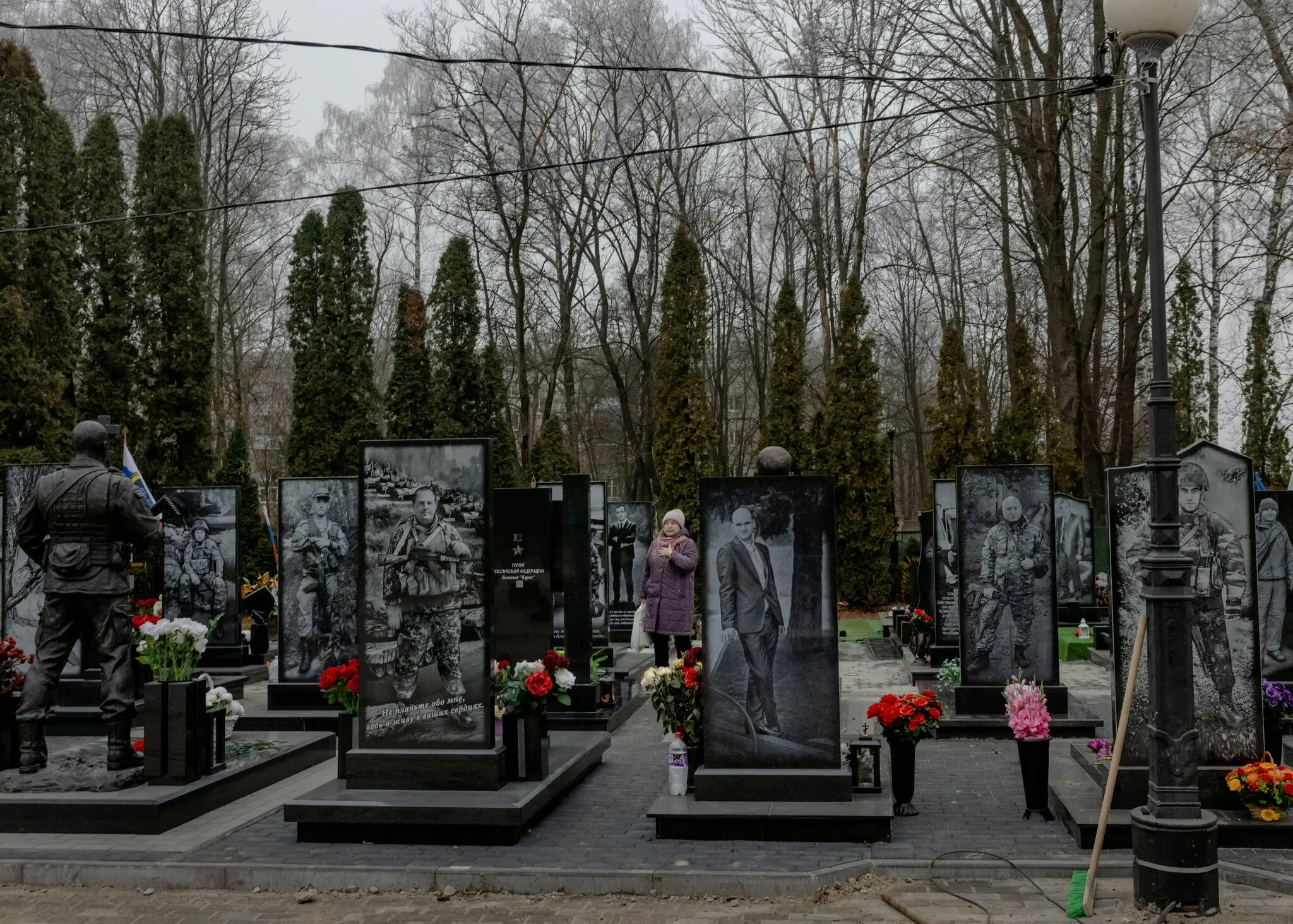 Меморіальний парк у Курську (Росія) солдатам, загиблим у Другій світовій війні, тепер також використовується для поховань солдатів, які загинули під час війни в Україні.